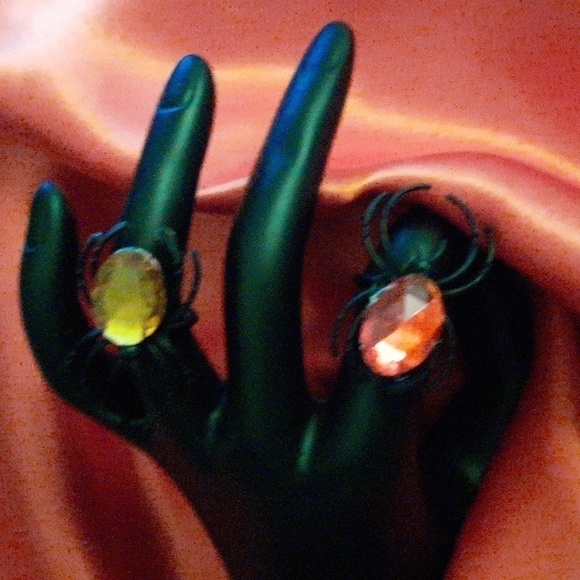 SPIDERS!!  Eeeek!  Halloween!    ADORABLE RINGS  (1 SET= 3 rings) - Picture 5 of 6